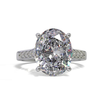 anello ovale con diamanti