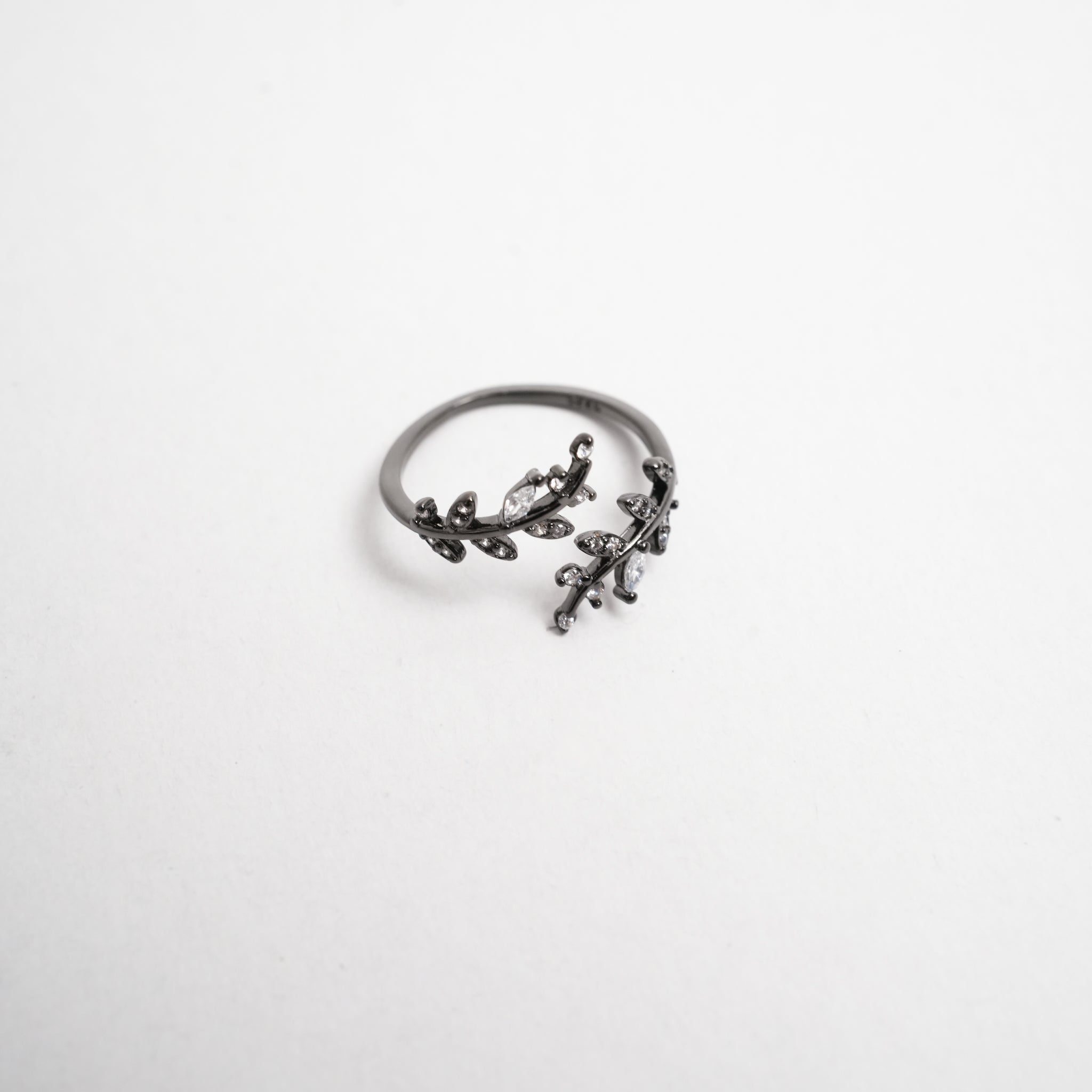 Elegant Leaf Ring with Crystal Accents - Delicate and Versatile