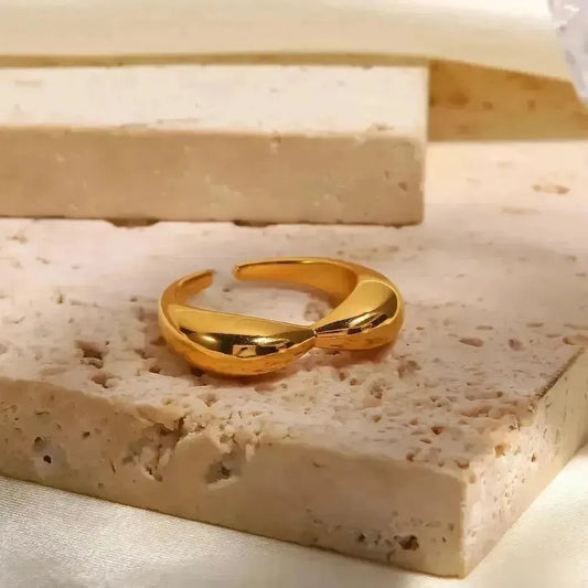 Twisted Gold Band Ring - Begum