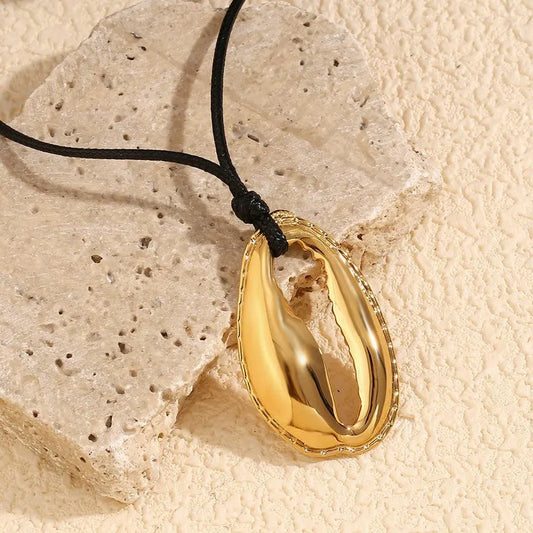 Trendy Gold-Plated Insect-Shaped Pendant Necklace – Adjustable Link Chain